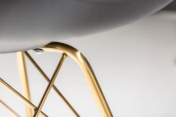 zwarte stoel met gouden poten